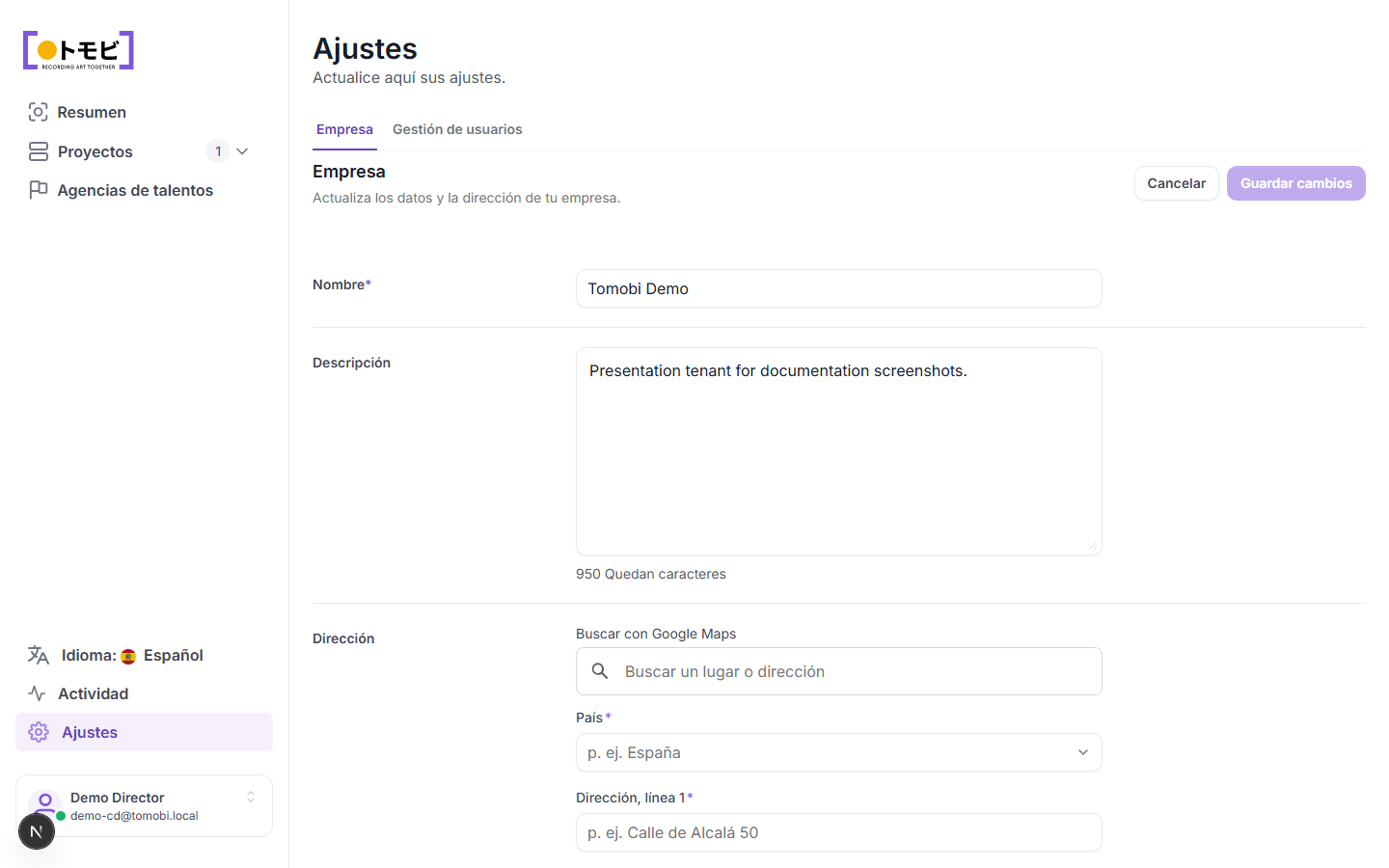 La página Configuración mostrando la pestaña Empresa con el nombre "Tomobi Demo" y un campo de descripción, y la pestaña Gestión de usuarios visible junto a ella